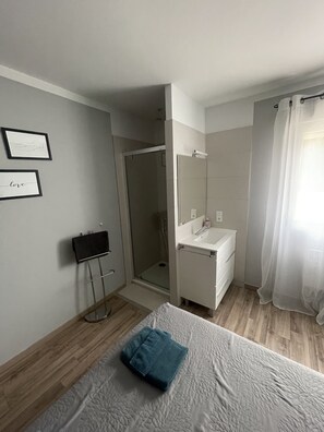 3 bedrooms, iron/ironing board, travel crib, free WiFi