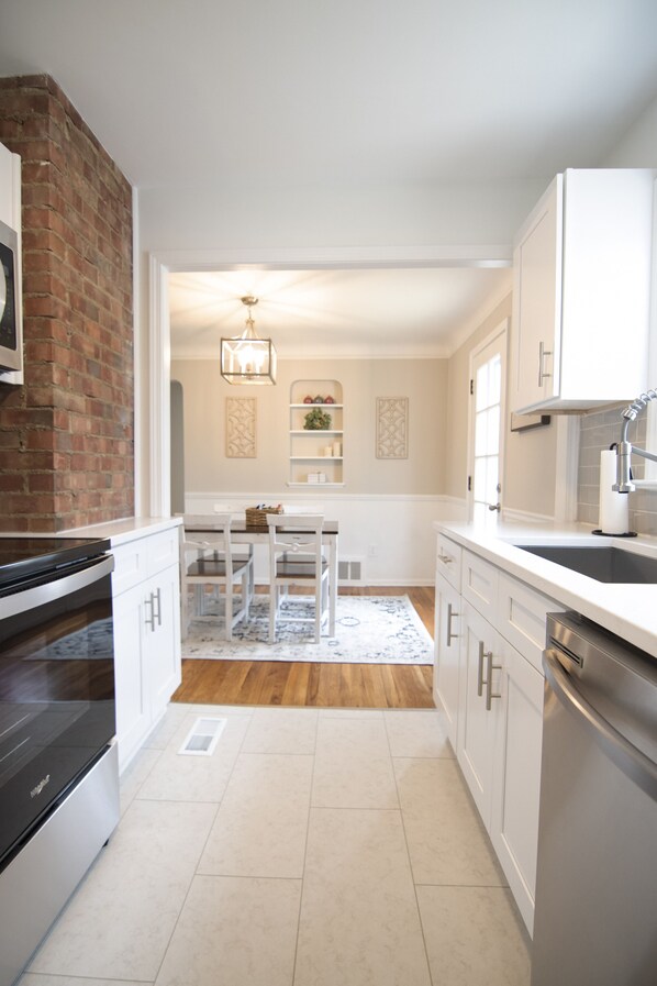 冷蔵庫、電子レンジ、オーブン、コンロ