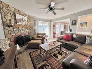 Smart-TV, Kamin, Tischtennisplatte