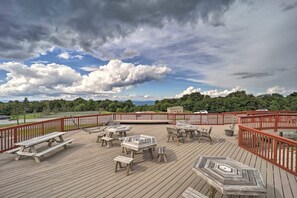 Outdoor dining - Ski-Snowboard-Tube-Sled-Pool-HotTub-Tennis-Pickleball (Beech Mountain)