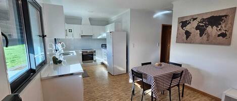 KĂŒhlschrank, Mikrowelle, Ofen, Herdplatte