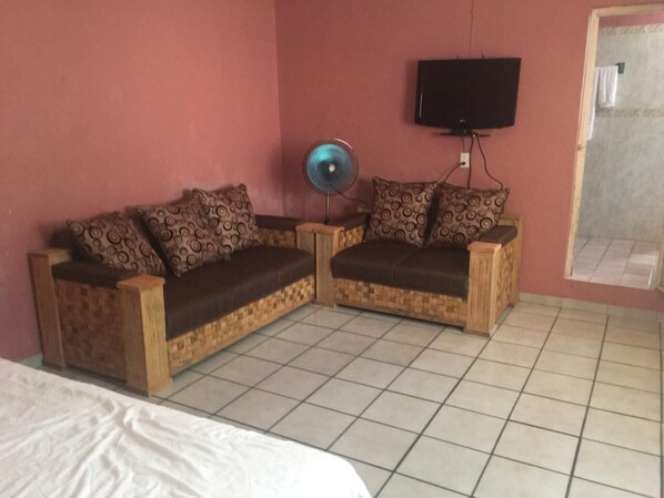 2 bedrooms, WiFi, bed sheets - Nice Cottage Home 4 blocks from downtown! (El Ranchito)