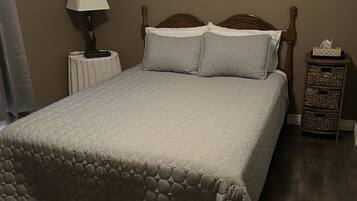 2 soverom, blendingsgardiner, strykejern/-brett og wi-fi (inkludert)