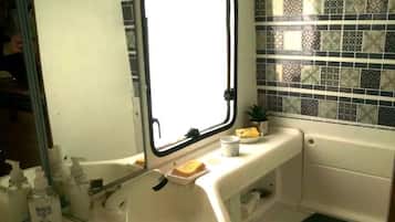 Een douche, een haardroger, handdoeken, zeep