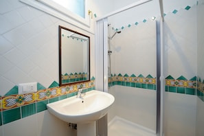 Sèche-cheveux, bidet, serviettes fournies, savon