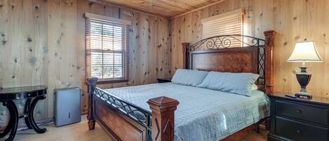 3 slaapkamers, een bureau, een strijkplank/strijkijzer, reisbedje