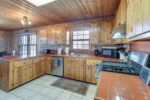 Kjøleskap, mikrobølgeovn, kokeplater og oppvaskmaskin