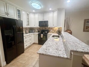 冷蔵庫、電子レンジ、オーブン、コンロ