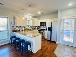 Jääkaappi, mikroaaltouuni, uuni, liesi