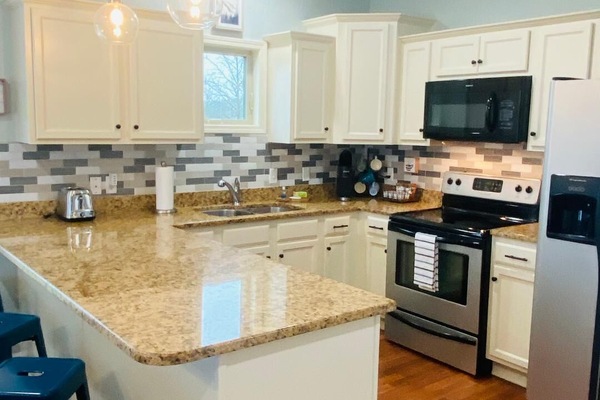 Kylskåp, mikrovågsugn, ugn och spishäll