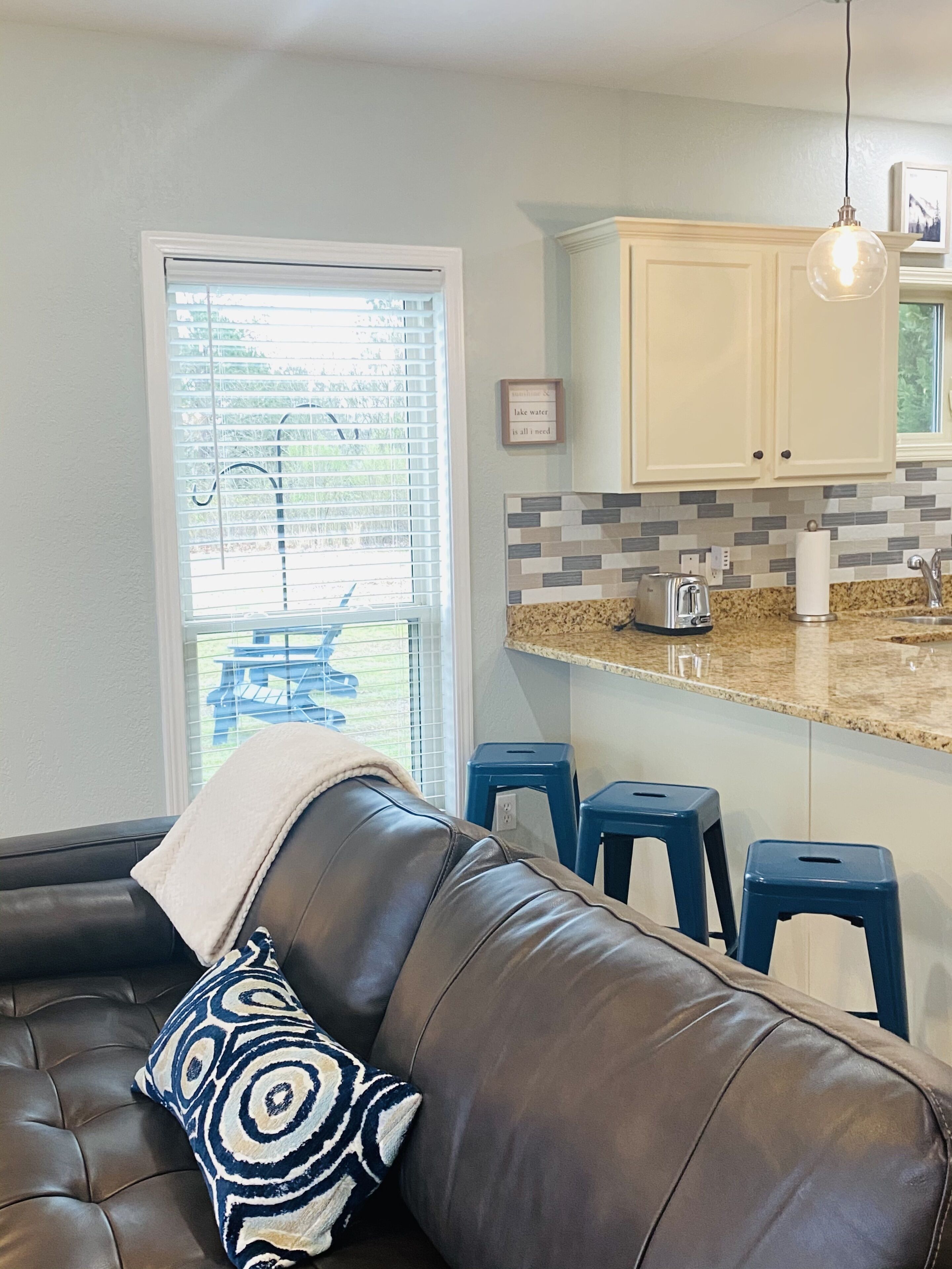 TV connectée, cheminée, livres