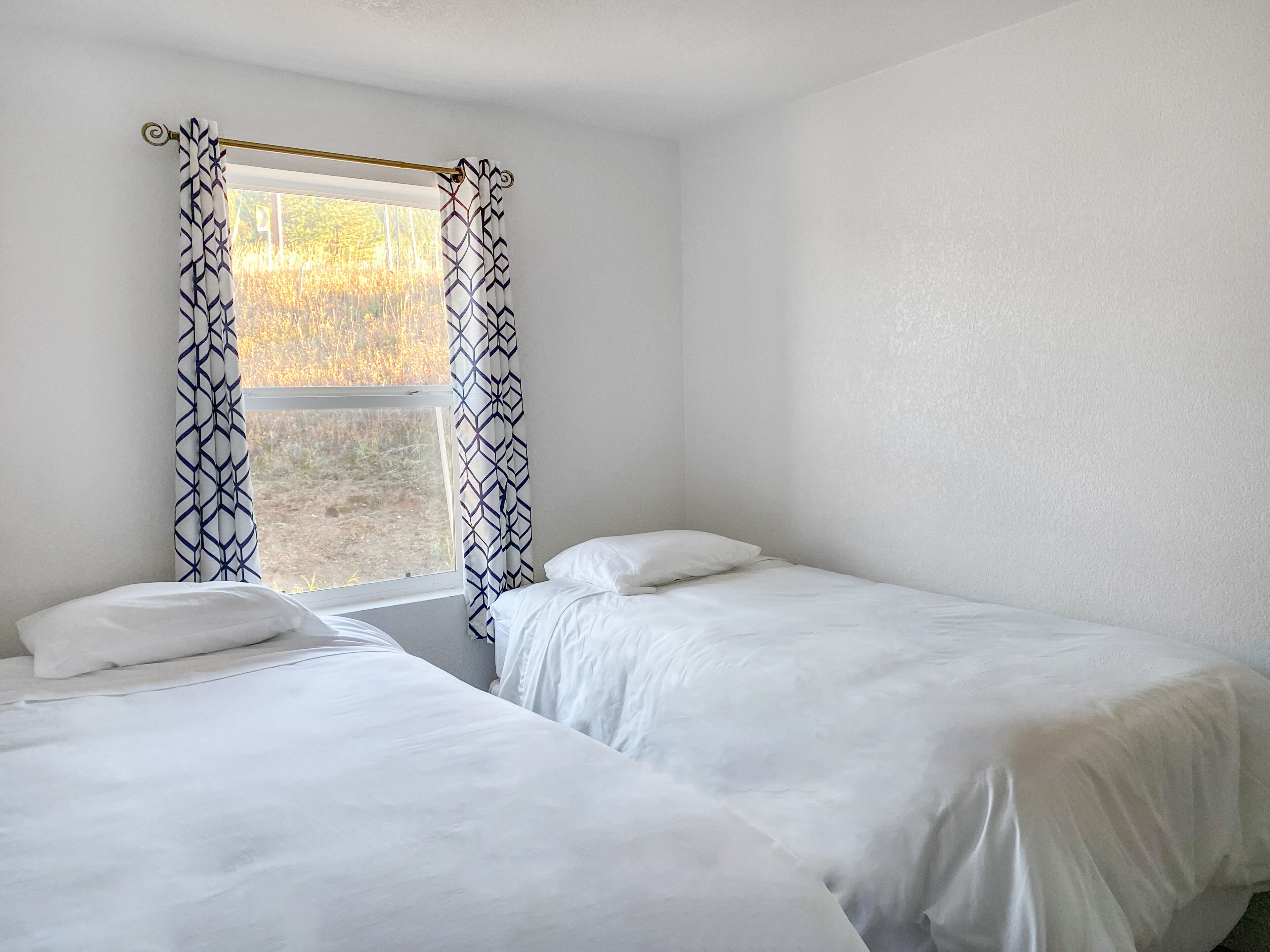 25 min to Red Rocks w/ Lake View and 2 acre yard