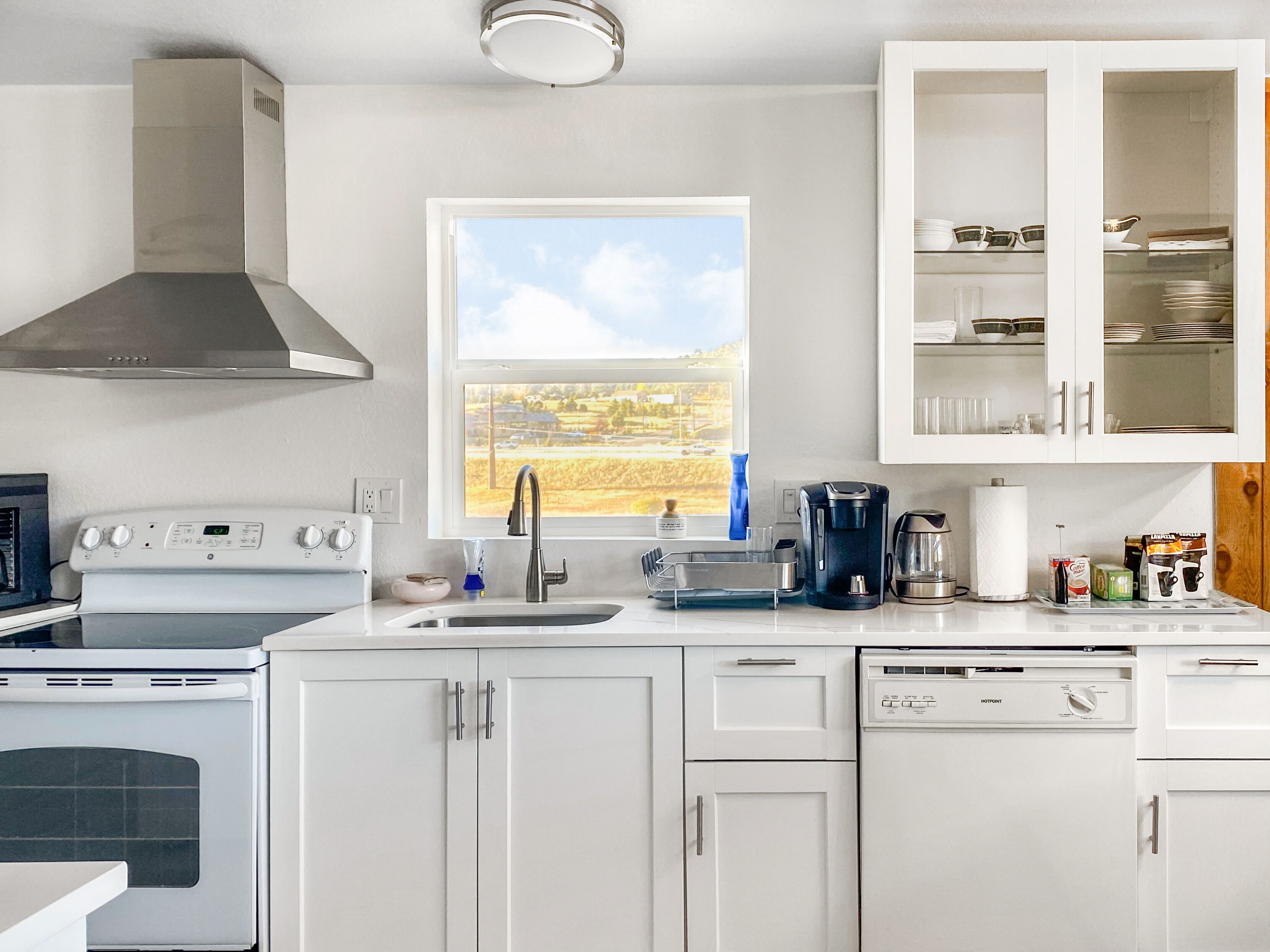 25 min to Red Rocks w/ Lake View and 2 acre yard