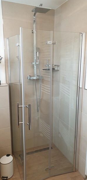 Dusche, Haartrockner, Handtücher, Seife