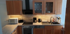 Kühlschrank, Mikrowelle, Ofen, Herdplatte