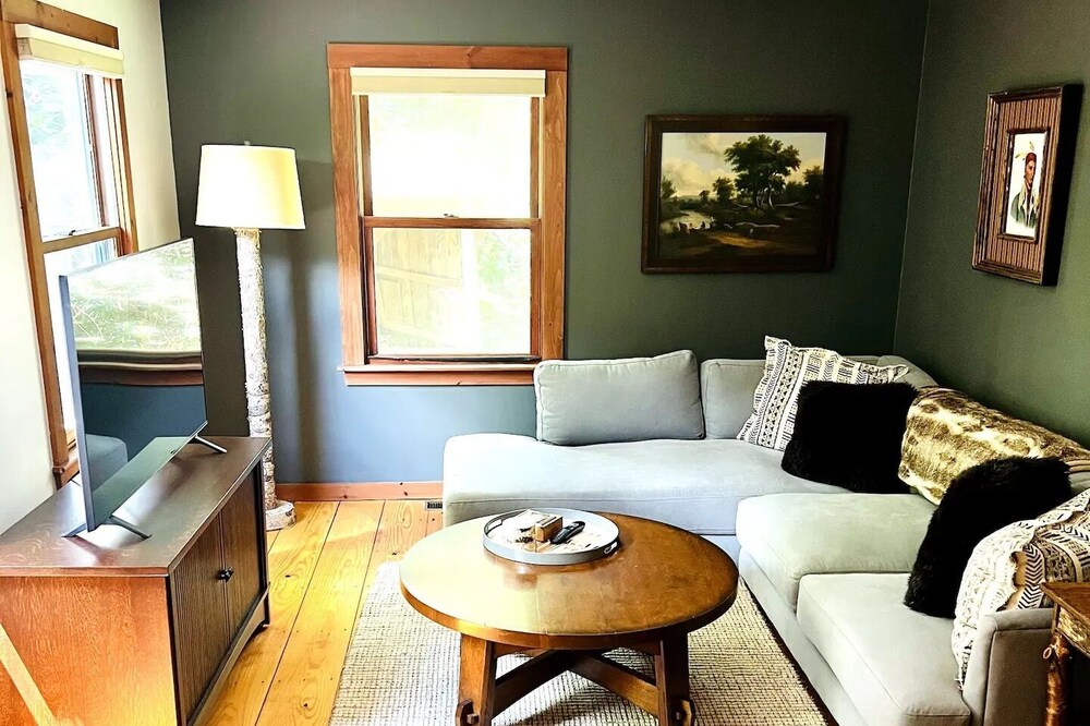 Pine Tree Hideaway - Private Home in the Mad River Valley