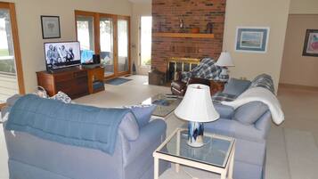 Een smart-tv, een open haard, een dvd-speler en een filmbibliotheek