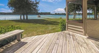 Traverse City Interlochen Beautiful Duck Lake Frontage Home