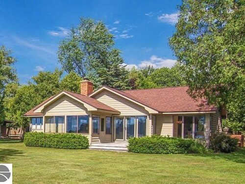 Traverse City Interlochen Beautiful Duck Lake Frontage Home