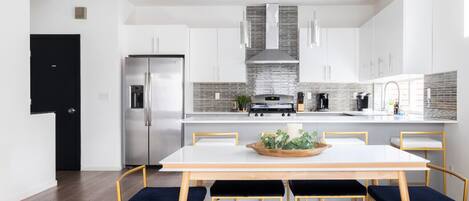 Frigorifero, microonde, forno, piano cottura