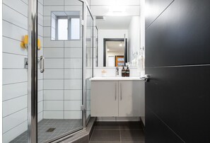 Dusche, Haartrockner, Handtücher, Seife