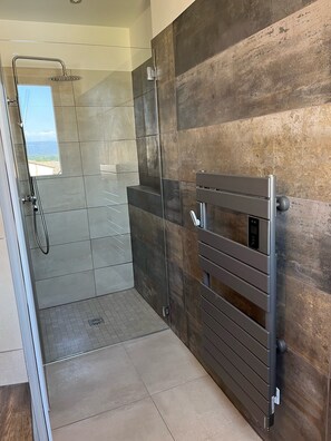 Shower, hair dryer, towels, toilet paper - Ten minutes from Avignon and Isle sur Sorgue, in the heart of the village, charming villa (Châteauneuf-de-Gadagne)