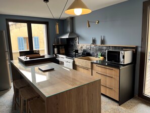 ثلاجة، ميكروويف، فرن، موقد طهي مسطح