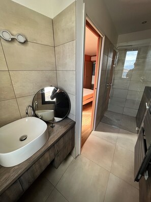 4 عدّة غرف نوم ومكتب ومكواة/لوح كي وواي فاي مجانًا