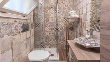 Doccia, asciugacapelli, bidet, asciugamani