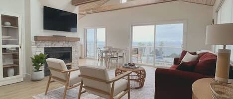 Smart-tv, een open haard en een kantoor