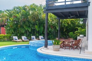 Een buitenzwembad, een verwarmd zwembad