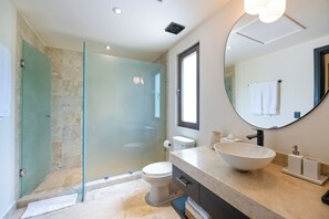 Secadora de cabello, toallas, jabón, shampoo 