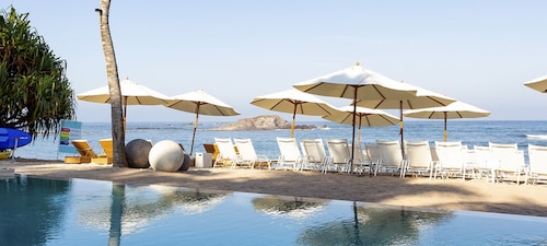 Casa Uno Mas- Lux 5-Star Villa: In Gates, Staffed, Premier HOA , Golf & More!