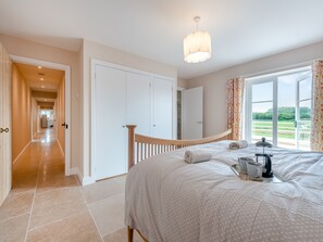 3 bedrooms, free WiFi, bed sheets, wheelchair access