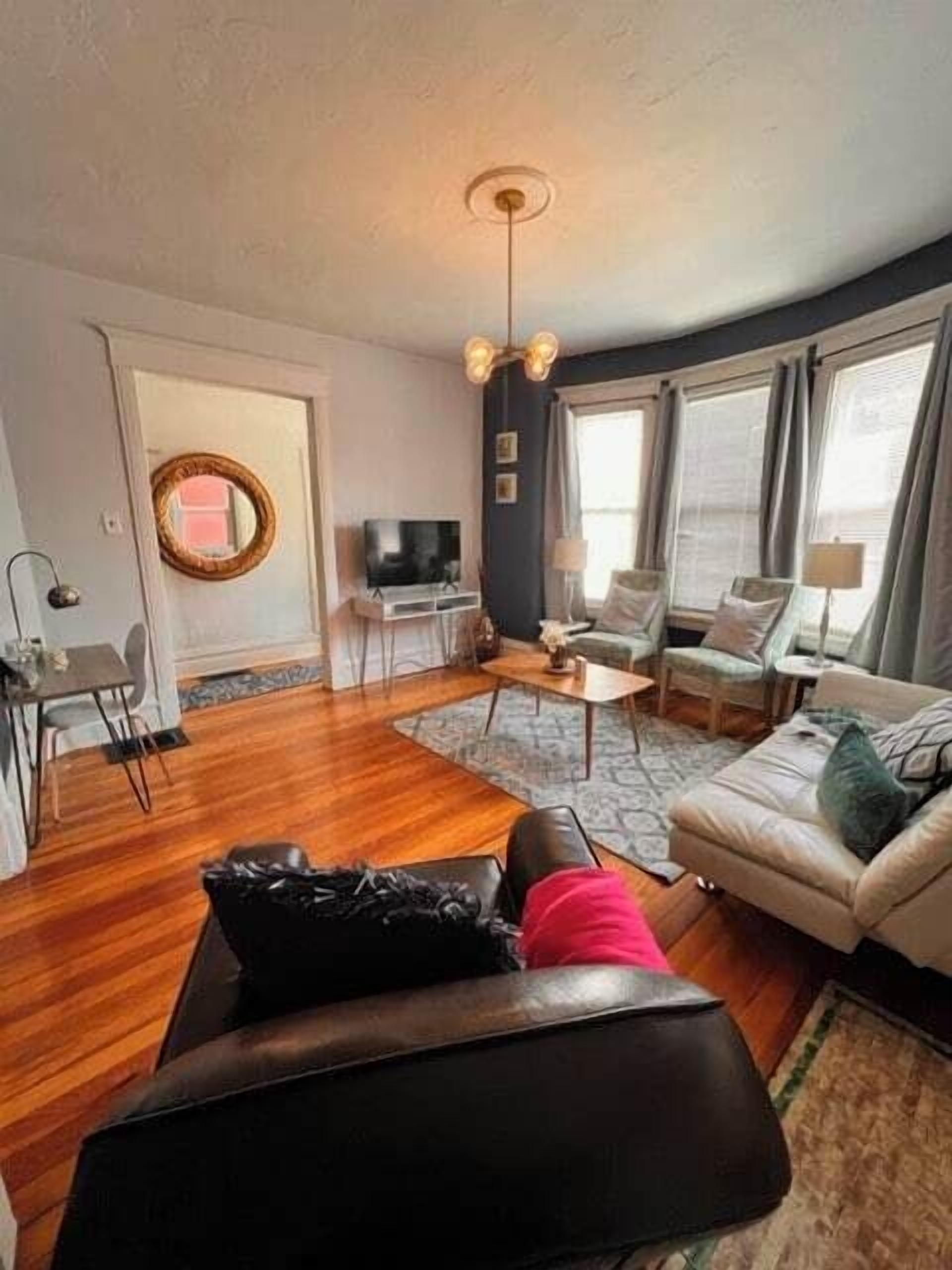 Unique 100 year old Apt in Downtown KC w/ parking