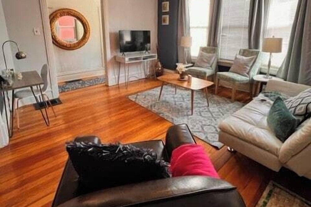Unique 100 year old Apt in Downtown KC w/ parking