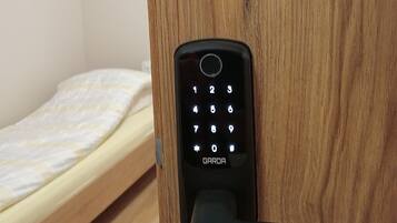 Una puerta de madera con un cierre electrónico negro.