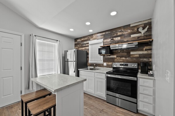 Jääkaappi, mikroaaltouuni, uuni, liesi