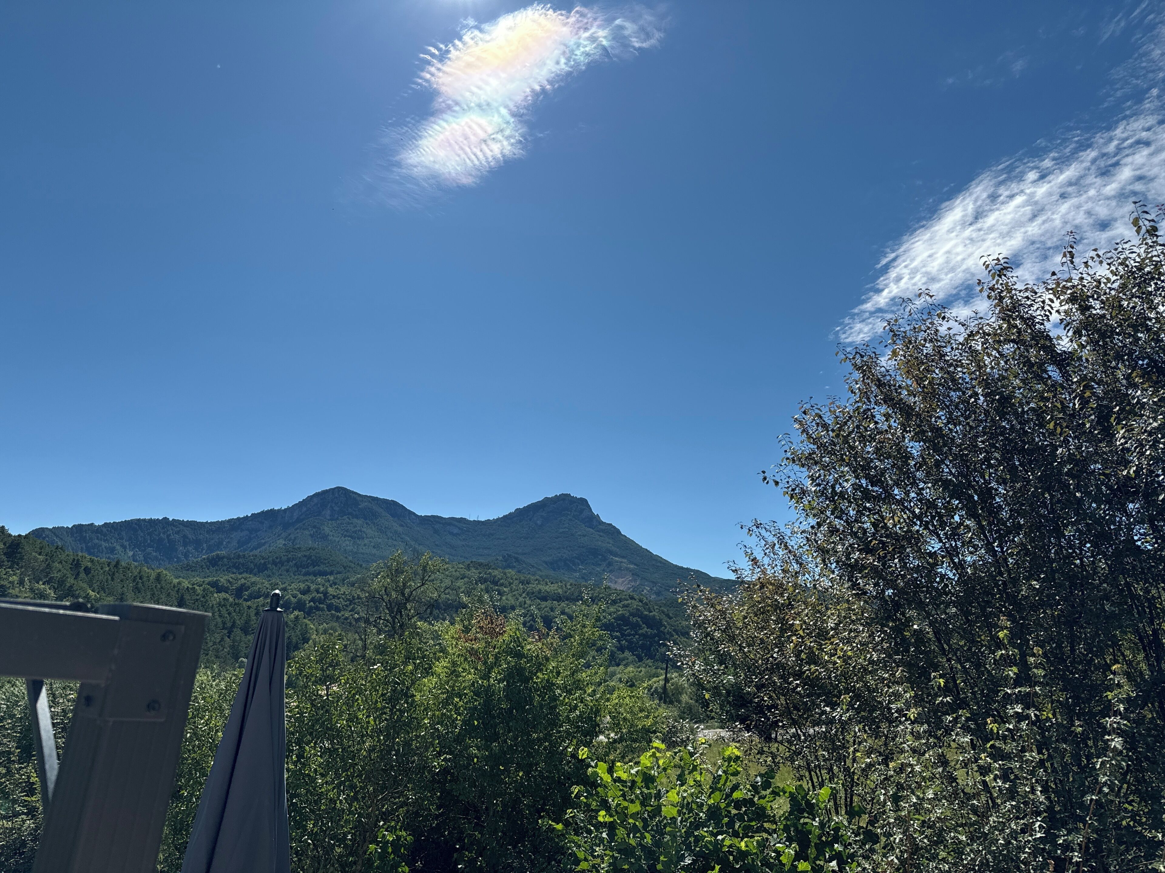 Paisaje montañoso con cielo despejado.