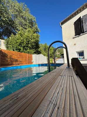 حمّام سباحة خارجي موسمي، مقاعد للتشمس