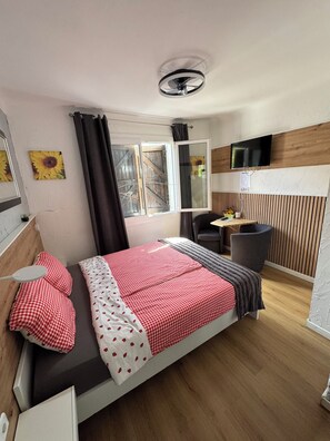 Comfort Double Room, Non Smoking (1) | Minibar, individually decorated, individually furnished, desk - BNB Castellane (Castellane)