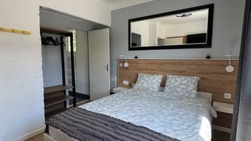 Minibar, decoración personalizada, muebles diferentes y wifi gratis