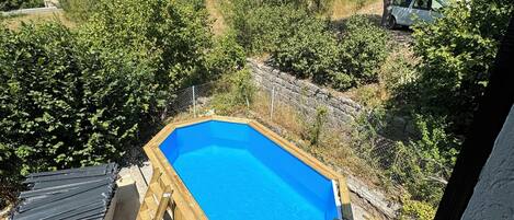 季節性室外游泳池,提供日光浴躺椅