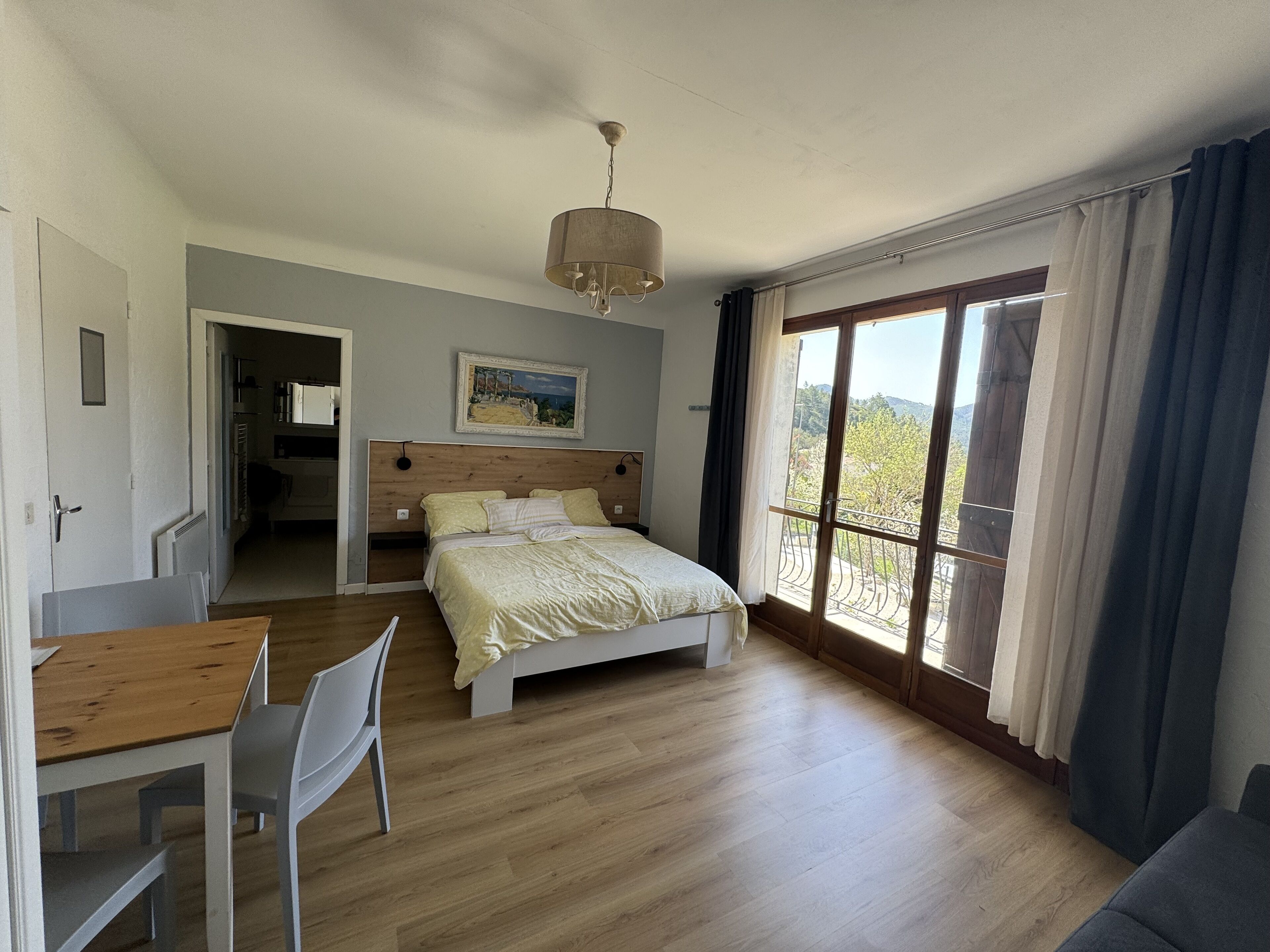 Quarto quádruplo superior, vista para a montanha | Frigobar, individualmente decorados, individualmente mobiliados