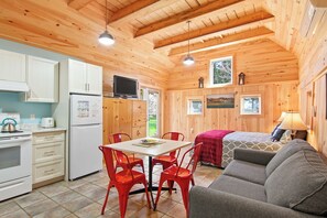 Living area - Avonlea Forest Hill Cottages (Cavendish)