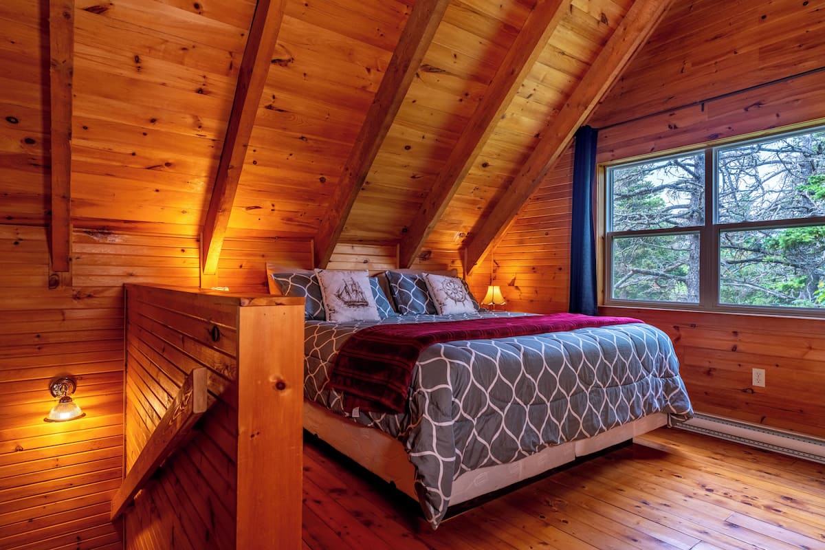 Executive Cottage | Premium bedding, iron/ironing board, cribs (surcharge), WiFi (free)