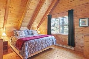 Traditional Cottage | Bathroom | Hair dryer, towels, soap, shampoo - Avonlea Forest Hill Cottages (Cavendish)