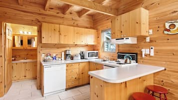 Traditional Cottage | Private kitchen | Full-sized fridge, microwave, oven, stovetop