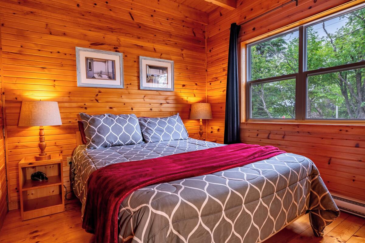 Traditional Cottage | Premium bedding, iron/ironing board, cribs (surcharge), WiFi (free)