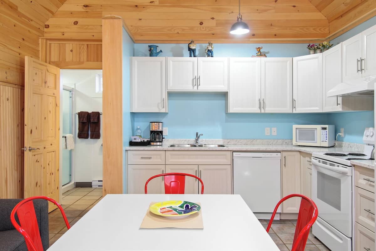 Traditional Cabin | Private kitchen | Full-size fridge, microwave, oven, stovetop